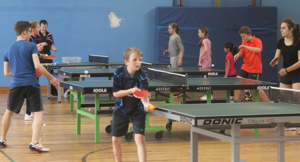 Kinder lauschen dem Trainer