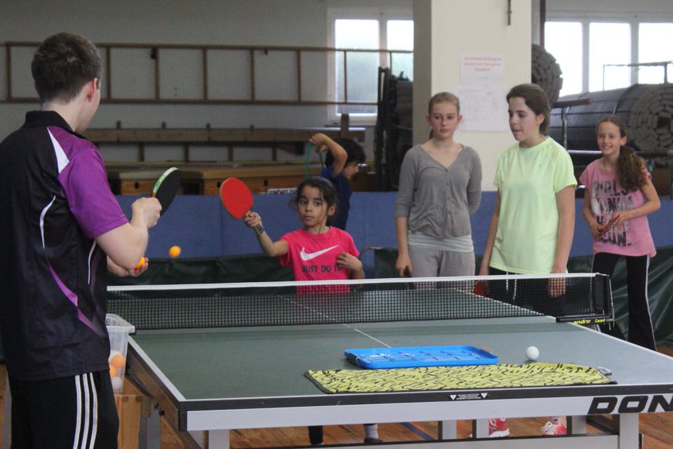Kinder lauschen dem Trainer